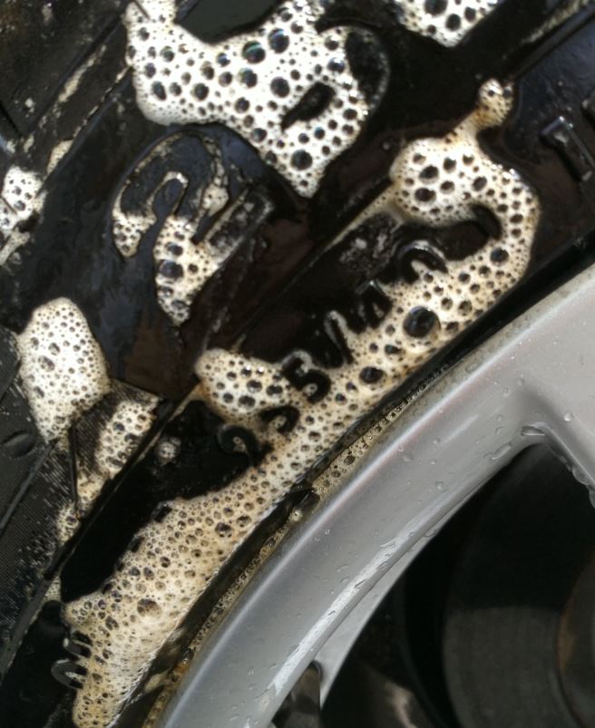 タイヤの謎の茶色い汚れ